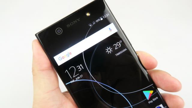 <b>Sony Xperia XA1 Ultra Review</b>Citesc săptămânal câte un articol care spune că tabletele sunt doomed și că le îngroapă smartphone-urile. Nimic mai adevărat, când vezi un terminal precum acest Sony Xperia XA1 Ultra, cu al sau ecran de 6 inch. E un înlocuitor perfect de tabletă de 7 inch