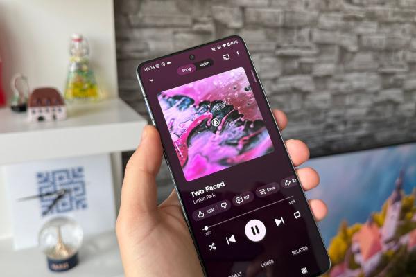 Motorola edge 70: Acustica nu e tocmai punctul forte, dar hei, măcar are 2 difuzoare