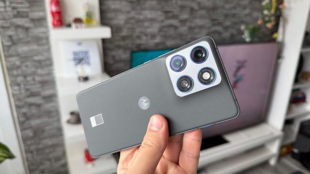 <b>Motorola edge 70: Benchmark-uri pline de surprize plăcute, Snapdragon 7 Gen4 livrează</b>Motorola edge 70 face o trecere binevenită la un procesor Snapdragon 7 Gen4. Predecesorul avea un MediaTek Dimensity 7300. Aici primim un CPU Snapdragon octa core, cu nucleu principal tactat la 2.8 GHz, plus GPU Adreno 722