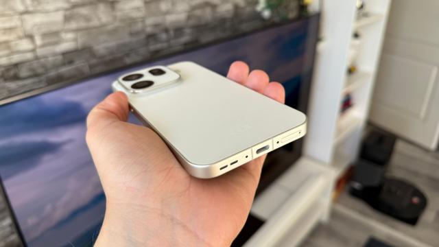 <b>OPPO Find X9 Pro: Conectivitate de top, cu un boost de AI</b>De ceva vreme, OPPO nu se mai mulţumeşte cu conectivitatea clasică şi mereu propune... "ceva în plus". Fie că e vorba despre funcţii Walkie Talkie, conexiunea la metri buni distanță fără Wi-Fi, 5G sau Bluetooth sau O Connect