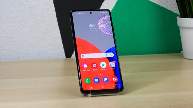 <b>Samsung Galaxy A52s 5G: OS, UI, aplicaţii cu Android 11 şi One UI 3.1 la momentul testării</b>Am ajuns la capitolul software, unde găsim Android 11 cu One UI 3.1 aplicat peste, fix ce am primit şi pe Galaxy A52 5G. Cititorul de amprente optic din ecran e foarte rapid la deblocarea telefonului şi precis. Puteţi naviga folosind cele 3 butoane de jos