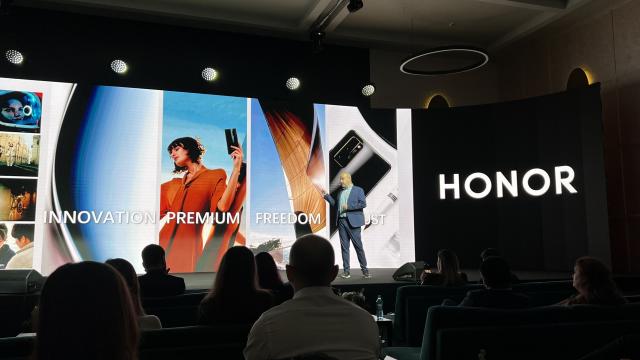 <b>Brandul HONOR s-a lansat în România, cu 4 telefoane şi cu planuri mari</b>Brandul HONOR s-a lansat în România în cadrul unui eveniment organizat pe 5 mai 2022. Compania desprinsă din Huawei în decembrie 2020 a adus local 4 telefoane pentru început şi a dezvăluit detalii despre strategia sa. Am aflat că are 