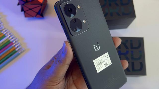 <b>OnePlus Nord 2T apare în fotografii hands-on; Vedem și rezultatele din AnTuTu, câteva dotări reconfirmate</b>OnePlus Nord 2T a înregistrat o mulțime de leak-uri în ultima vreme, iar astăzi vine cea mai babană de până acum, care constă într-o serie de fotografii hands-on proaspete. Vedem aici telefonul pe o nuanță de gri cu același finisaj tip 