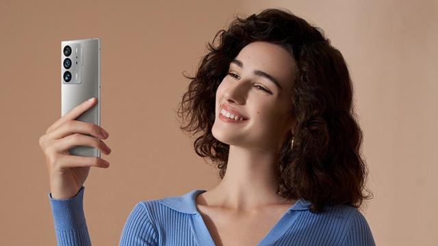 <b>ZTE Axon 40 Ultra este oficial! Aduce o cameră foto integrată sub display, 1 TB stocare și 3 camere de 64 mpx în spate</b>La început de săptămână vin multe lansări, iar una dintre ele este cea a lui ZTE Axon 40 Ultra, un ultra flagship care pune la bătaie un ecran impresionant, o nouă tehnologie de cameră selfie integrată sub display și desigur un procesor