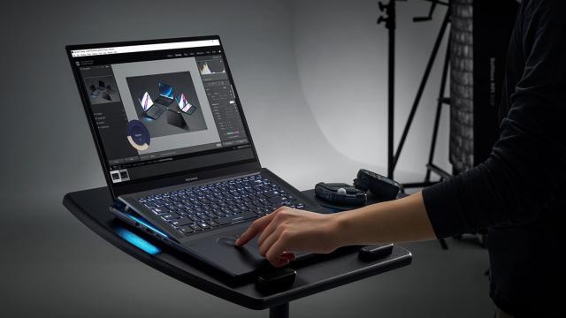 <b>ASUS prezintă Zenbook Pro 16X OLED - Laptop cu display tactil 4K, cu hardware puternic, dezvoltat pentru creatorii de conținut</b>ASUS a anunțat azi un nou laptop puternic. Vorbim despre modelul Zenbook Pro 16X OLED care aduce și un design inedit, fiind conceput în special pentru creatorii de conținut.  El integrează, de asemenea, un mecanism numit Active Aerodynamic System