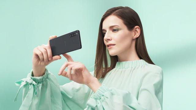 <b>Sony Xperia 10 IV este aici; Are ecran OLED, baterie mai mare decât predecesorul, în plus aduce și o cameră cu OIS</b>În dimineața zilei de 11 mai 2022, cei de la Sony au organizat un eveniment de presă asociat lansării primelor lor telefoane din 2022 și anume Xperia 1 IV, respectiv Xperia 10 IV. În timp ce flagship-ul din acest duo primește un material separat