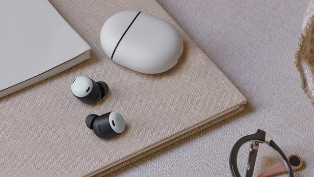 <b>Google anunță căștile wireless Pixel Buds Pro de 199 dolari, ce oferă microfoane cu beamforming</b>Google a pornit conferinţa I/O 2022 pe 11 mai cu anunţuri legate de software, apoi ni le-a oferit şi pe cele hardware. Printre ele se numără telefonul Google Pixel 6a, ceasul Pixel Watch, dar şi căştile Google Pixel Buds Pro, care costă 199 dolari
