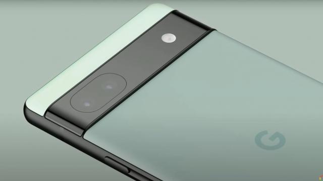 <b>Google Pixel 6a vine în iulie, cu procesor Tensor, design inspirat de Pixel 6</b>Google Pixel 6a se numără printre produsele hardware anunţate de Google pe 11 mai, în cadrul conferinţei Google I/O 2022. El are preţul de 449 dolari, acelaşi ca şi predecesorul Pixel 5a. Vine cu un ecran mic, procesor Tensor şi o cameră duală

