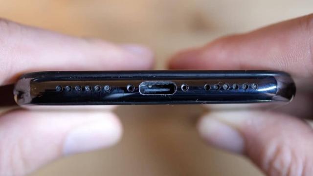 <b>iPhone 15 va fi primul telefon Apple cu port USB-C, conform analistului Ming-Chi Kuo; Iată 2 argumente pentru această abordare</b>După multe speculaţii, se pare că avem în sfârşit o perioadă în care estimăm că iPhone-urile vor primi port USB-C (e deja unul creat de un amator aici). Teoretic aşteptam asta încă de anul trecut, apoi speculaţiile vorbeau despre 