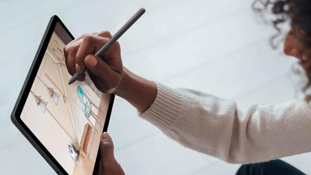 <b>Samsung Galaxy Tab S6 Lite (2022) a debutat fără tam-tam: tabletă de 10.4 inch, cu stylus, procesor Snapdragon 720</b>După câteva scăpări, tableta Samsung Galaxy Tab S6 Lite (2022) tocmai a debutat fără mare tam-tam. Debutul s-a făcut prin listarea produsului pe Amazon Italia, de unde se poate chiar cumpăra. Ce e diferit la acest model faţă de cel