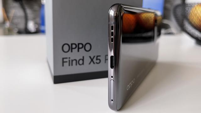 <b>OPPO Find X5 Pro: Conectivitate cu toate pretenţiile de flagship livrate întocmai</b>OPPO Find X5 Pro îţi oferă suport 5G, dar şi Wi-Fi 6, plus un port USB-C 3.1 jos. Are şi Bluetooth 5.2 + Bluetooth Low Energy, GPS dual bând, Glonass, BDS, Galileo şi QZSS, plus NFC pentru plata contactless. Două sloturi nano SIM vă stau la dispoziţie