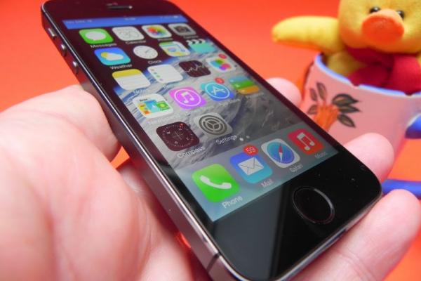 iPhone 5s Review: Touch ID inovează, calitatea audio/video impecabilă, iOS 7 nu convinge (Video)