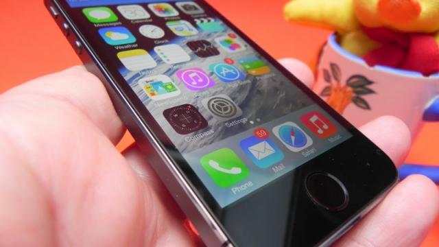<b>iPhone 5s Review: Touch ID inovează, calitatea audio/video impecabilă, iOS 7 nu convinge (Video)</b>A venit și acel moment al anului în care ne oprim ceasurile, lăsăm la o parte orice activitate și privim review-urile de iPhone, în acest caz iPhone 5s. Evident, telefonul a ajuns și la Mobilissimo.ro, de această dată mulțumită PCCommerce.ro,...