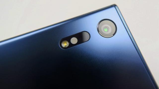 <b>Sony Xperia XZ: Cameră cu detalii excelente, stabilizare excepţională, low light aproape perfect</b>Sony nu se poate dezbăra de etalarea de denumiri pretenţioase pentru tehnologiile sale optice, fie că e vorba de G Lens, Bionz, Steadyshot, RGBC-IR şi altele. Ce e cert e că avem un senzor ieşit din comun pe Sony Xperia XZ şi l-am analizat şi disecat în..