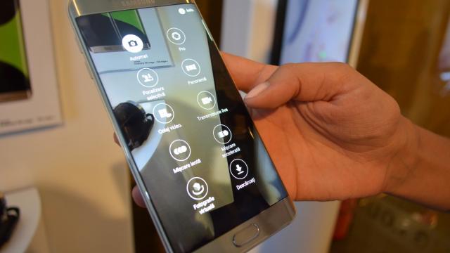 <b>Samsung Galaxy S6 Edge+ debutează în România; Iată primele impresii într-un video hands-on cu terminalul!</b>​Azi a avut loc evenimentul Samsung Unpacked 2015 dedicat debutului lui Galaxy Note 5 şi Galaxy S6 Edge+. Dacă dotările terminalelor au putut fi aflate deja din articolele dedicate Mobilissimo.ro, ei bine e momentul acum să aflaţi cum se comportă...