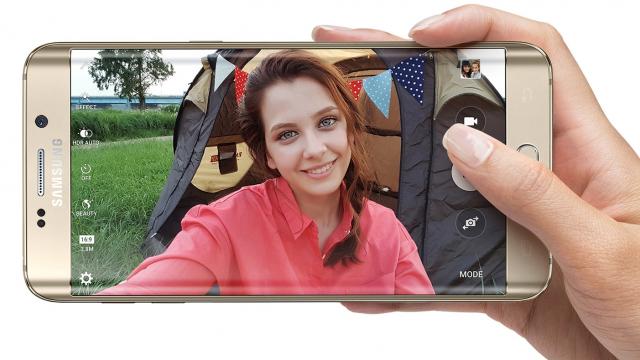 <b>QuickMobile și eMAG primesc de astăzi pre-comenzi pentru noul Samsung Galaxy S6 Edge+</b>Zilelele acestea operatorii de pe piața locală au anunțat demararea unui program de pre-comenzi pentru modelul Samsung Galaxy S6 Edge+, un telefon ce vine cu display Quad HD de 5.7 inch și același design curbat ce l-a făcut celebru pe S6 Edge....