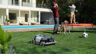 Roborock aduce în România noua gamă de roboți de tuns gazonul, printre care și modelul RockMow Z1 LiDAR cu navigare inteligentă