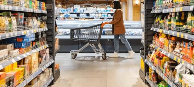 Românii strâng cureaua? Retailul din România înregistrează cea mai mare scădere din Uniunea Europeană