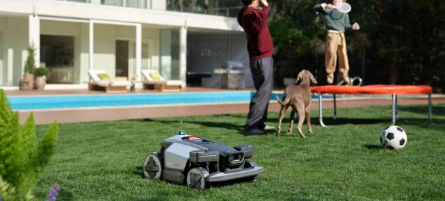 Roborock aduce în România noua gamă de roboți de tuns gazonul, printre care și modelul RockMow Z1 LiDAR cu navigare inteligentă