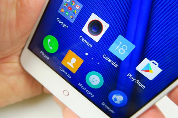 Nubia N1: Display luminos, bine calibrat