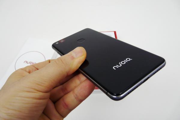 Nubia Z11 Mini Unboxing: telefon din metal şi sticlă scos din cutie, se dovedeşte compact (Video)