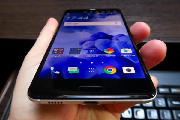 HTC U Ultra Preview: înlocuitorul de flagship, cu extra sticlă cameleonică şi cameră promiţătoare