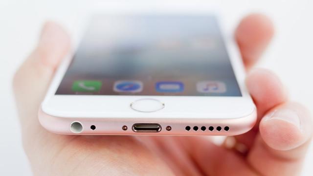 <b>iPhone 6s a fost cel mai bine vândut smartphone în 2016; iată ce modele l-au urmat în top</b>Un studiu din partea agenției de research IHS Markit ne aduce astăzi la cunoștiință detalii interesante cu privire la cele mai bine vândute smartphone-uri ale anului trecut. Pe primul loc în cadrul acestui propriu-zis top îl avem pe iPhone 6s, telefon ce