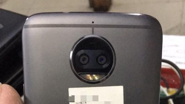 <b>Moto X 2017 apare în fotografii hands-on; adoptă o cameră duală și un design nu tocmai arătos</b>Printre avalanșa de leak-uri asociată lui Samsung Galaxy S8 se strecoară astăzi și câteva materiale foto ce ni-l prezintă pe Motorola Moto X 2017. La prima vedere remarcăm faptul că Motorola a luat decizia de a păstra acel inel circular de pe spate ce ne 