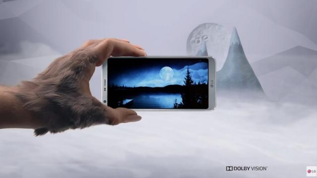 <b>LG G6 primeşte prima sa reclamă TV, transformă utilizatorul în vârcolac atunci când vede filme horror (Video)</b>Coincidență sau nu iată că sud-coreenii de la LG Electronics dezvăluie prima reclamă TV pentru flagship-ul LG G6 fix în ziua în care rivalii de la Samsung își lansează terminalul de top S8. Reclama asociată lui G6 ne prezintă cum utilizatorul se transform