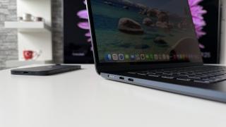 Primul Apple MacBook cu ecran tactil ar putea debuta pe 27 octombrie, alături de un iPad Mini OLED