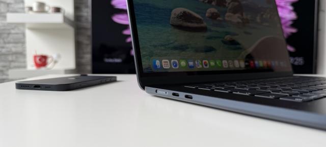 Primul Apple MacBook cu ecran tactil ar putea debuta pe 27 octombrie, alături de un iPad Mini OLED