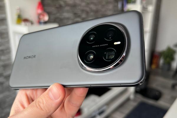 Honor Magic7 Pro: Design-ul s-a maturizat, gata cu muchii super curbate, acum și eleganță la mijloc