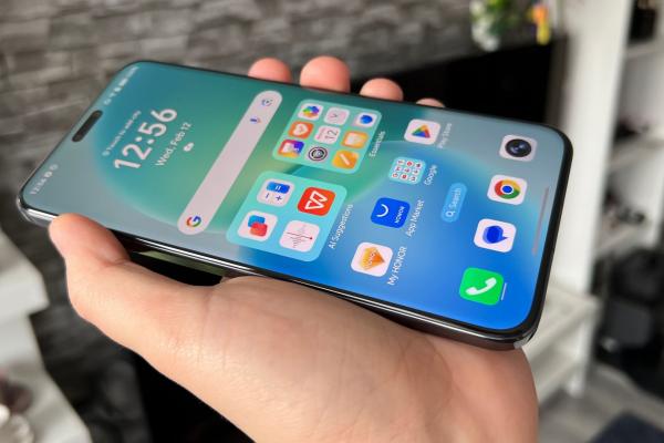 Honor Magic7 Pro: Schimbări mari pentru ecran, care scapă de curburi, mare și super luminos