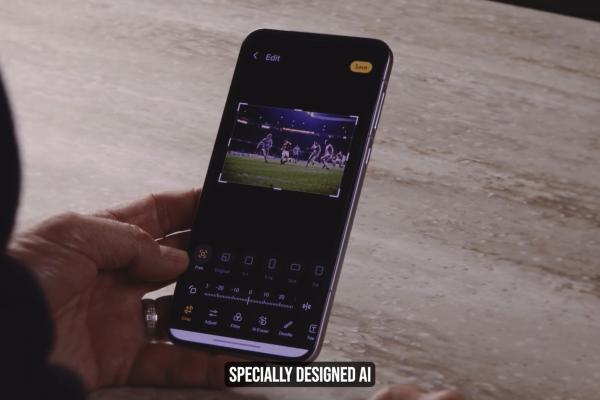 HONOR folosește AI pentru a restaura fotografii istorice ale clubului Manchester United