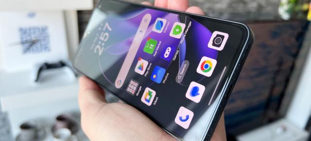 OPPO Reno13 F: Display-ul este OLED desigur, mare, luminos și totodată 120Hz