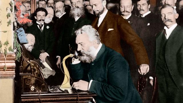 <b>De la „jucărie științifică” la revoluția telecom: 149 de ani de la brevetul telefonului depus de Alexander Graham Bell</b>Pe 14 februarie 1876, exact acum 149 de ani, Alexander Graham Bell a depus cererea de brevet pentru un dispozitiv revoluționar: telefonul. Coincidența face ca, în aceeași zi, Elisha Gray să încerce să-și înregistreze propria invenție, menită să transmită
