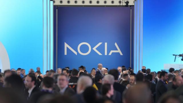 <b>Trump vrea să cumpere Nokia şi Ericsson, pentru că SUA să aibă un cuvânt pe piaţa echipamentelor telecom</b>Pe lângă ideea de a „naţionaliza TikTok”, propusă de Donald Trump la un moment dat, preşedintele Statelor Unite vrea şi că SUA să cumpere Ericsson şi Nokia. Motivul? Statul american să aibă un cuvânt greu de spus pe piaţa echipamentelor telecom, dominată