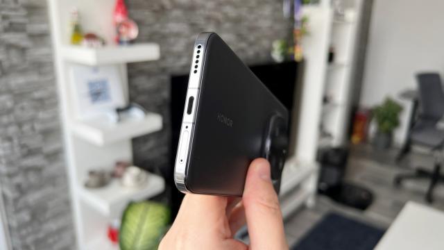 <b>Honor Magic7 Pro: Bateria se ține bine la testele de anduranță, dar de ce mai puțini mAh în Europa?</b>Bine, bine, avem procesor nou Snadpragon 8 Elite, am scăpat de ecranul foarte curbat și am primit certificare IP69, dar ce se întâmplă cum bateria. Așa cum vă povesteam și în introducere pentru modelul european de Honor Magic7 Pro 