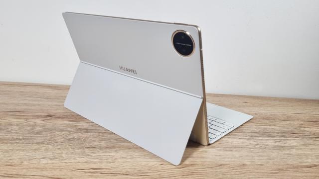 <b>Huawei MatePad Pro 13.2 PaperMatte: Design premium, greutate redusă, muchii înguste, talia de doar 5.5 mm în lumina reflectoarelor</b>HUAWEI MatePad Pro 13.2 PaperMatte nu sare departe de predecesor când vine vorba de design. Seamănă cu un laptop dacă luăm în calcul și husa magnetică cu tastatură integrată din pachet. A sosit pe auriu la noi, dar se mai comercializează și pe negru