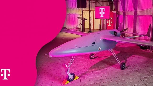 <b>Deutsche Telekom testează o dronă pentru comunicații mobile care oferă acoperire în zone izolate (Video)</b>Prin intermediul PeScurt.ro aflăm astăzi detalii cu privire la o premieră în ceea ce privește sistemele de telecomunicații. Deutsche Telekom a folosit pentru prima dată o dronă pentru a sprijini o rețea comercială de comunicații mobile. Sistemul