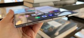 Fără cută pe pliabilele Galaxy Z Fold7 și Z Flip7! Samsung pare că se pregătește să livreze panouri pentru mult-așteptatul iPhone pliabil