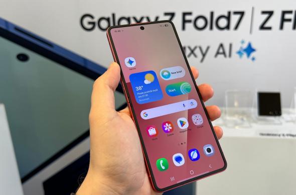 Samsung Galaxy Z Flip7 - Fotografii Hands-On de la evenimente: 2025-07-09-samsung-galaxy-z-flip7-fotografii-hands-on-374634.jpg