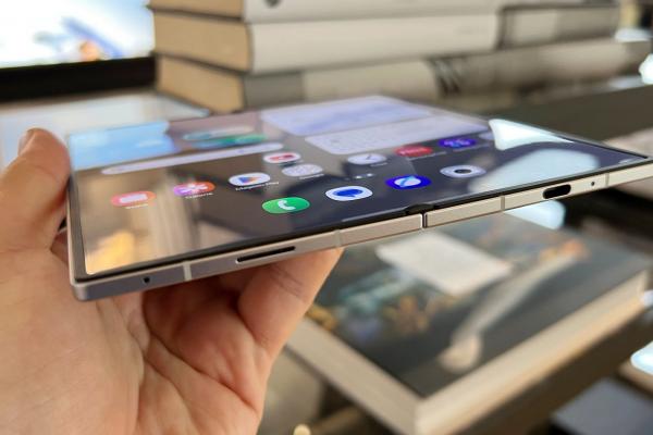 Fără cută pe pliabilele Galaxy Z Fold7 și Z Flip7! Samsung pare că se pregătește să livreze panouri pentru mult-așteptatul iPhone pliabil
