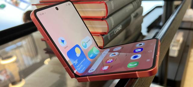 Samsung Galaxy Z Flip7 e acum oficial! Primul flagship pliabil cu CPU Exynos, baterie generoasă și un display ce nu lasă pliul la vedere