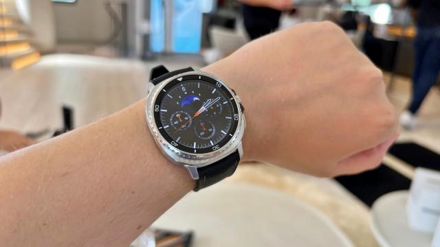 <b>Preț și disponibilitate Samsung Galaxy Watch8 Classic în România</b>Dacă ești în căutarea unui smartwatch deosebit, ai putea arunca o privire asupra lui Samsung Galaxy Watch8 Classic care tocmai ce a fost anunțat oficial. Acesta și-a dezvăluit toate punctele forte în articolul de lansare, iar aici aruncăm 