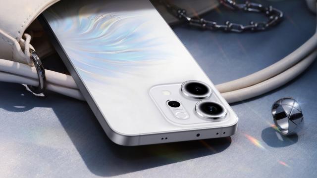 <b>Seria OPPO Reno15 ar sosi undeva în luna noiembrie; Variante cu display de 6.3 și 6.78 inch se află în dezvoltare</b>OPPO nu pierde vremea după lansarea din mai a seriei Reno14. Aflăm că deja se află în pregătire noua generație, Reno15, care ar urma să debuteze undeva în noiembrie 2025 în China. Conform tipster-ului Smart Pikachu (Weibo), seria va sosi în două variante