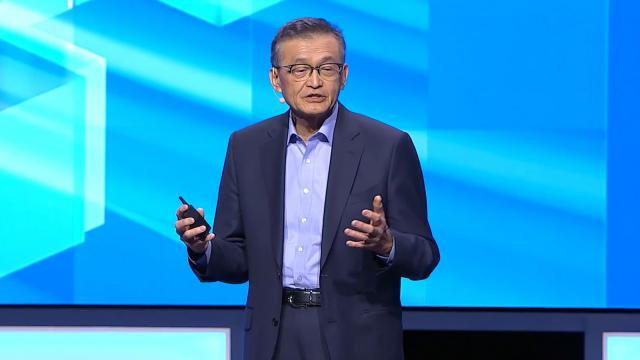 <b>„Prea târziu pentru noi” – recunoașterea CEO-ului Intel, Lip-Bu Tan; Intel renunță la cursa AI în cloud și se repoziționează pe edge computing și procesare locală</b>Intel a fost ani la rând o forță dominantă în lumea procesoarelor, dar vremurile s-au schimbat. Noul CEO, Lip-Bu Tan, a recunoscut într-o discuție internă cu angajații că Intel nu mai are cum să ajungă din urmă liderii AI, cum e Nvidia. „Pe AI training..