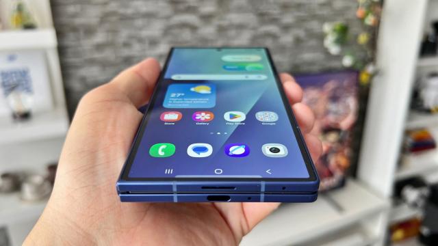 <b>Samsung Galaxy Z Fold7: Benchmark-uri de elită, performanță de flagship și temperaturi ținute sub control</b>La interiorul lui Samsung Galaxy Z Fold7 ticăie procesorul Snapdragon 8 Elite, dar nu versiunea de bază, ci ediția "For Galaxy" întâlnită anterior pe Galaxy S25 Ultra. Este un cipset mai sus tactat decât modelul original și lucrăm aici cu 