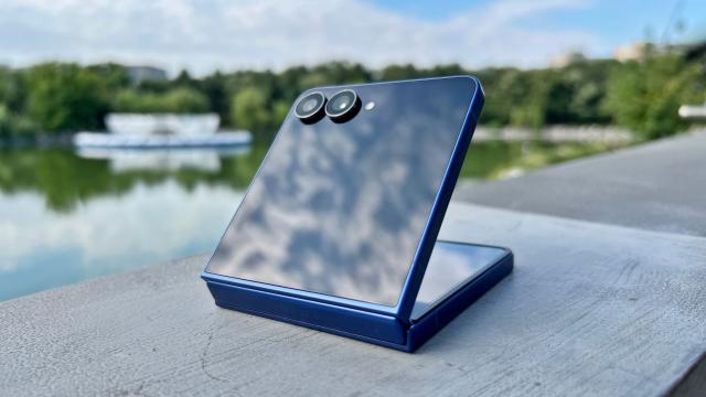 <b>Samsung Galaxy Z Flip7 review detaliat în limba română (evaluare Mobilissimo)</b>Poate părea ciudat, dar de vreo câţiva ani încoace când mă întreabă lumea ce mi-aş cumpăra din generaţiile noi de Fold şi Flip, mai des am ales Flip. Poate şi pentru că mă leagă de serie amintiri plăcute: Flip5 a făcut super poze nocturne 