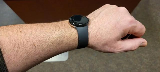 Google Pixel Watch apare în noi imagini; E fotografiat la încheietura unui utilizator și aflăm cât de confortabil este